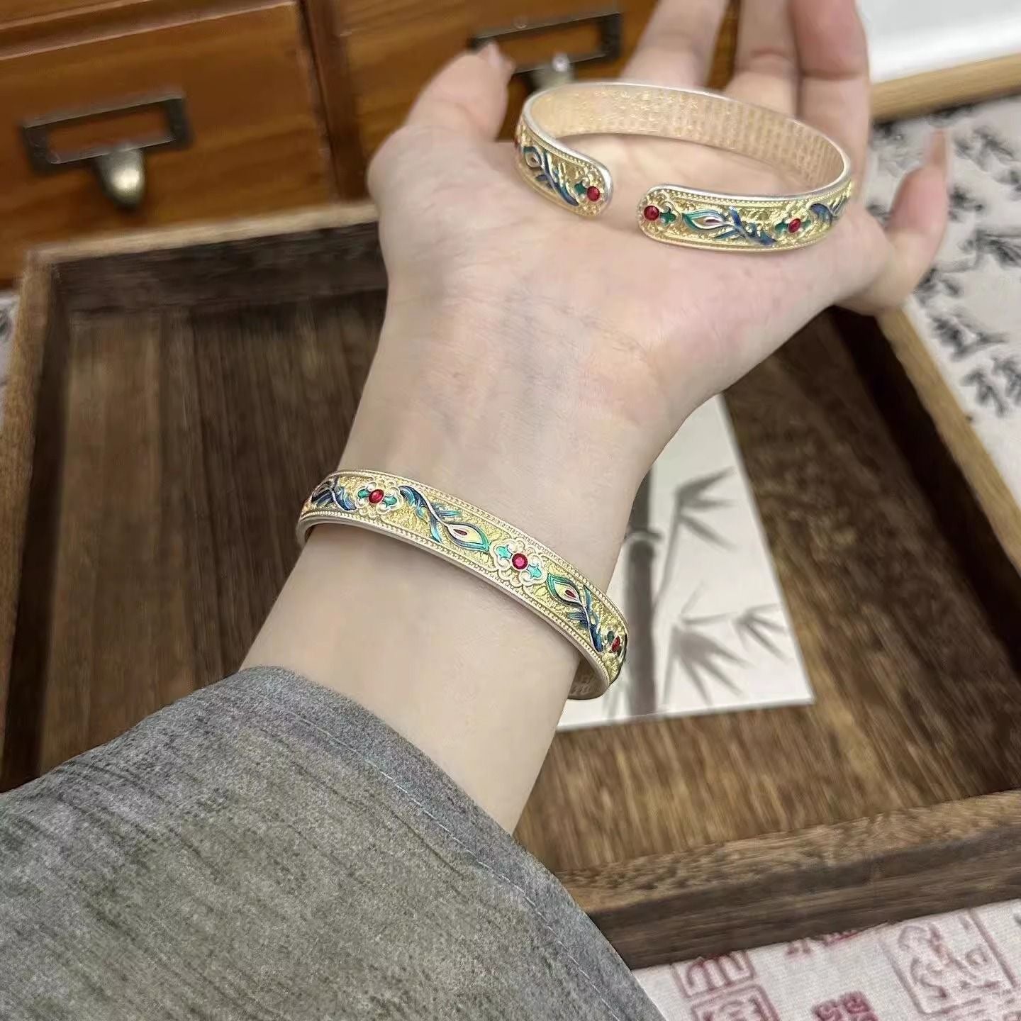Enamel bracelet